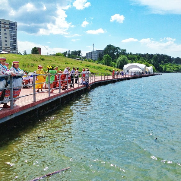 белая пристань. лодка закат алый. спокойствие минимализм. байкальск пирс. пристань черно белая.