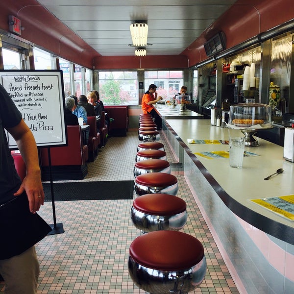 Photo taken at Oasis Diner by Shannon W. on 4/25/2015