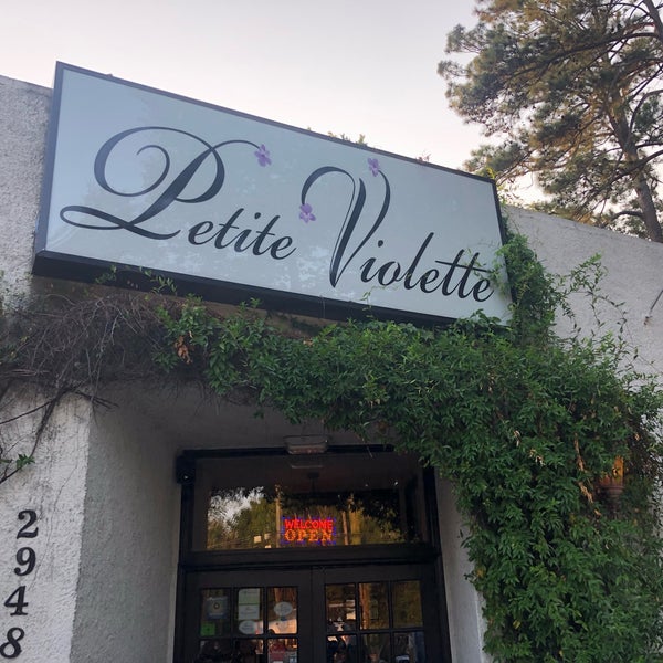 Снимок сделан в Violette Restaurant пользователем Tim F. 9/28/2019