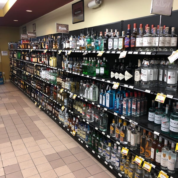 Снимок сделан в Colorado Liquor Mart пользователем Tim F. 12/24/2017