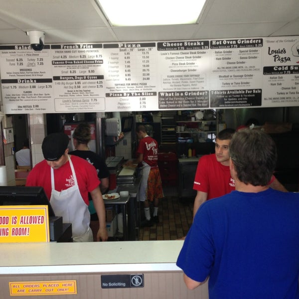 8/5/2013 tarihinde James T.ziyaretçi tarafından Louie&#39;s Pizza'de çekilen fotoğraf