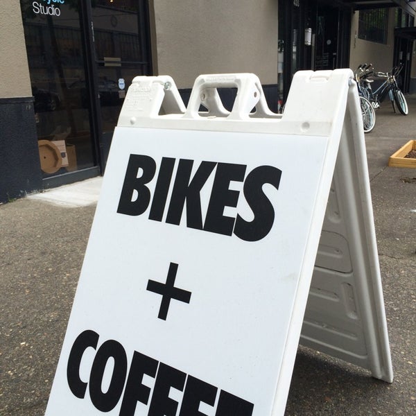 รูปภาพถ่ายที่ Portland Bicycle Studio โดย James T. เมื่อ 5/5/2014
