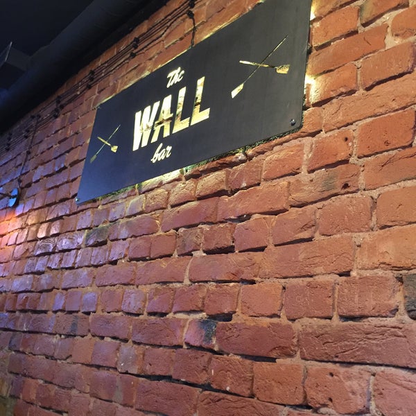 Foto diambil di The Wall Bar oleh Dmitry G. pada 12/9/2016