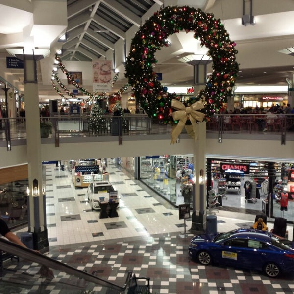 Снимок сделан в Westmoreland Mall пользователем dan s. 11/29/2013