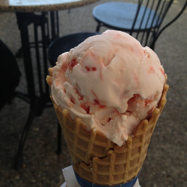 Снимок сделан в Mission Street Ice Cream and Yogurt - Featuring McConnell&#39;s Fine Ice Creams пользователем Amie 6/18/2013