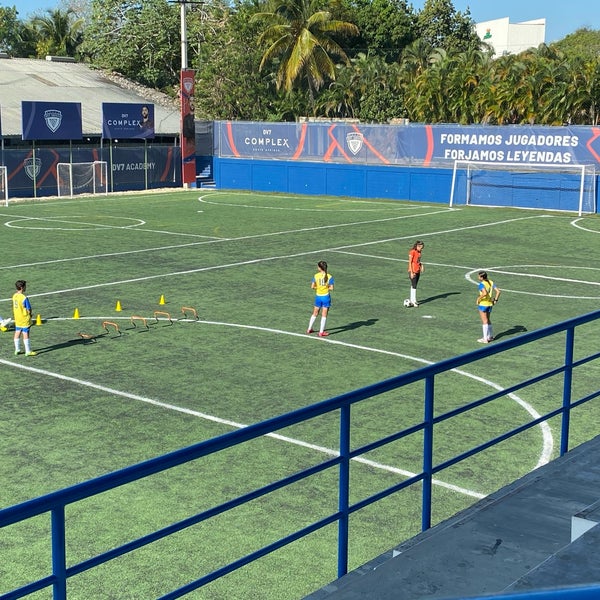 Media Cancha Campo de fútbol en Santo Domingo Media Cancha Campo de fútbol en Santo Domingo