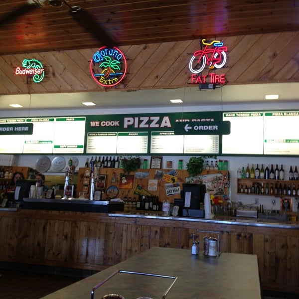 3/10/2013 tarihinde Jeff A.ziyaretçi tarafından We Cook Pizza and Pasta'de çekilen fotoğraf