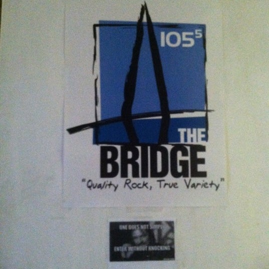 Foto tirada no(a) The Bridge at 105.5 por Ashley C. em 12/5/2012