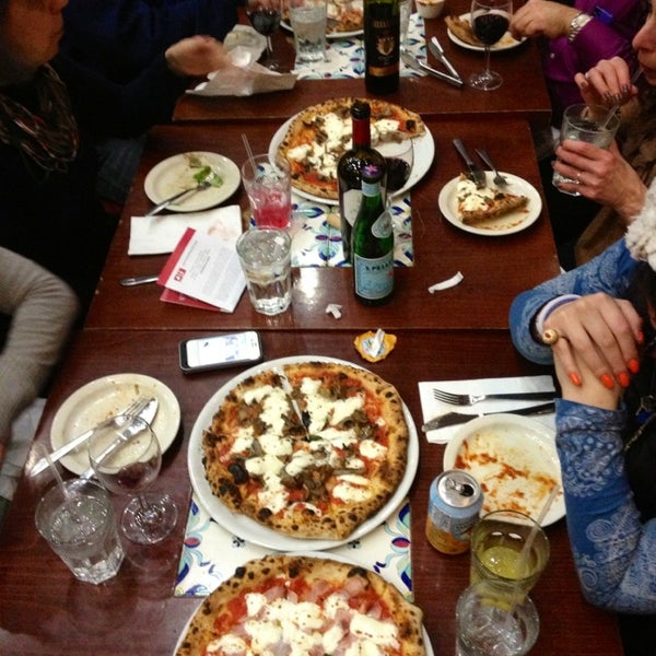 Das Foto wurde bei A Mano Pizza von Victoria A. am 3/22/2014 aufgenommen