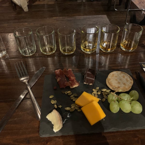 Снимок сделан в Le Grand Triage: Wine &amp; Whiskey пользователем Matt L. 11/9/2018