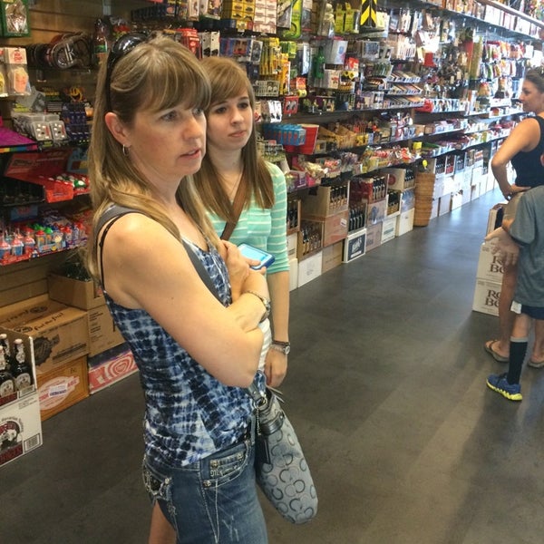 5/24/2014にBrad H.がBlooms Candy &amp; Soda Pop Shopで撮った写真