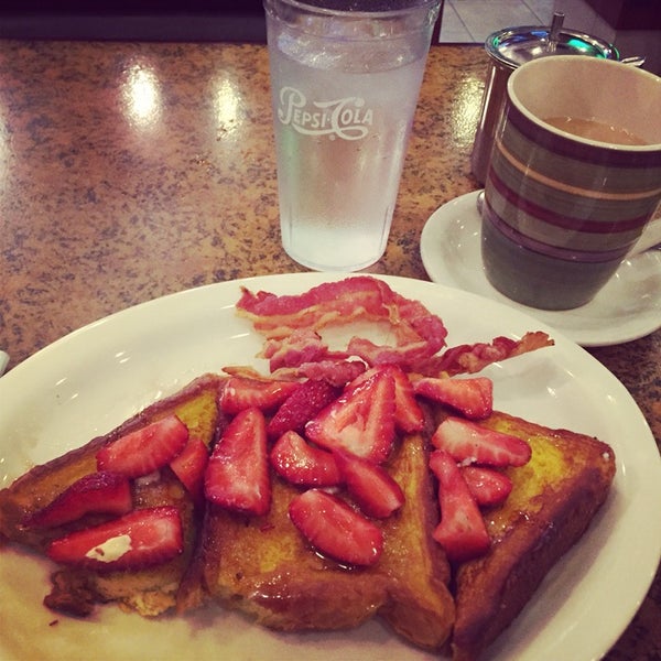 Challah french toast is the winner here. Coffee is unfortunateky subpar. Very friendly service.