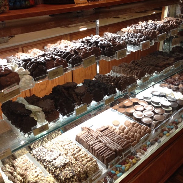 รูปภาพถ่ายที่ Rocky Mountain Chocolate Factory โดย Reb T. เมื่อ 7/21/2013