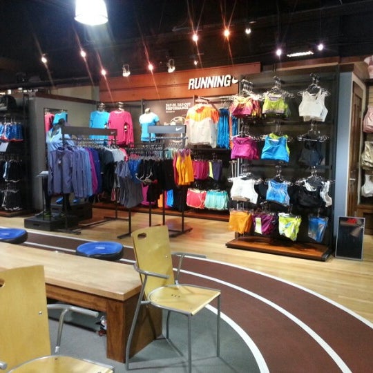 Foto diambil di Naperville Running Company oleh Jacqueline H. pada 9/28/2012