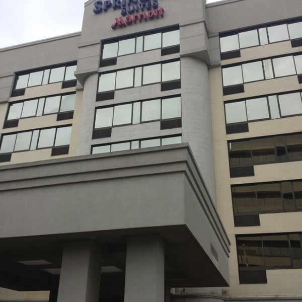 Foto diambil di SpringHill Suites Houston Medical Center/NRG Park oleh Cora K. pada 5/26/2014