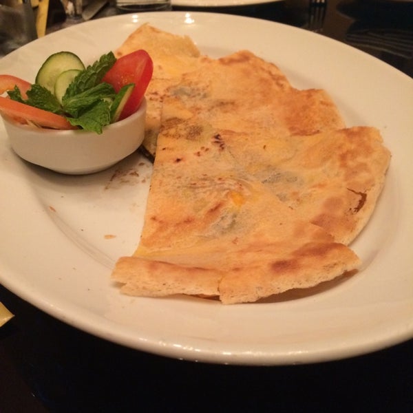 Das Foto wurde bei Mezlai Emirati Restaurant von Muhannad A. am 8/4/2014 aufgenommen