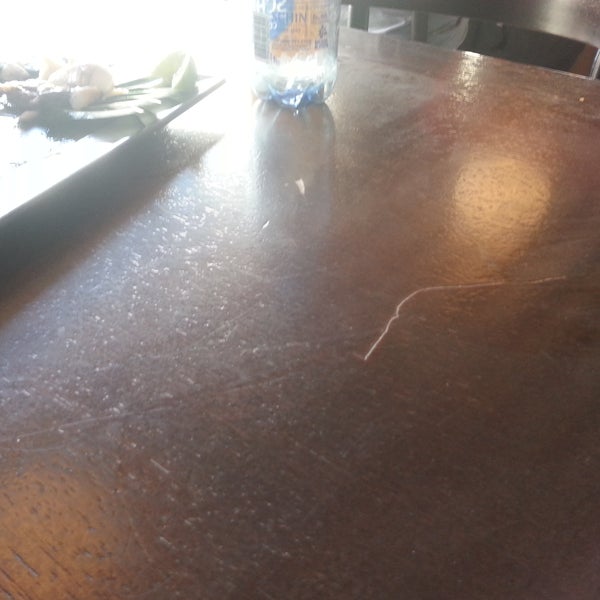 O piso de pedrinhas é péssimo,  sobe poeira e consequentemente cai na mesa, na comida. ..deveriam tirar isso
