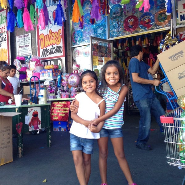 Foto tirada no(a) Piñata District - Los Angeles por Al C. em 8/24/2013