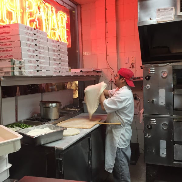 4/4/2017 tarihinde Alden F.ziyaretçi tarafından Famous Original Ray&#39;s Pizza'de çekilen fotoğraf
