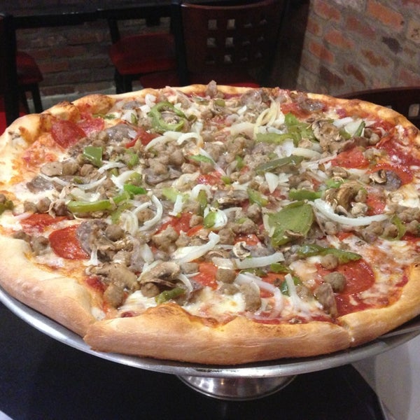 Снимок сделан в Vinny&#39;s NY Pizza пользователем Cole V. 2/4/2013