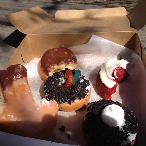 Снимок сделан в YoYo Donuts &amp; Coffee Bar пользователем James C. 4/27/2013