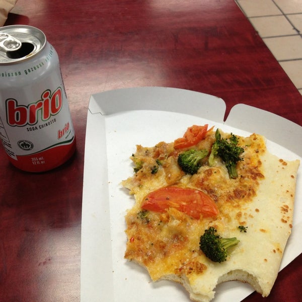 3/6/2013にMoira F.がBig Slice Pizzaで撮った写真