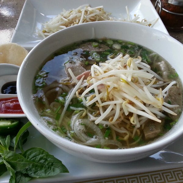 รูปภาพถ่ายที่ Basilic Vietnamese Grill โดย Chit Seng T. เมื่อ 10/27/2013