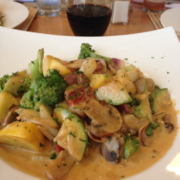 Das Foto wurde bei Mandala Restaurante von Hellen L. am 5/10/2014 aufgenommen