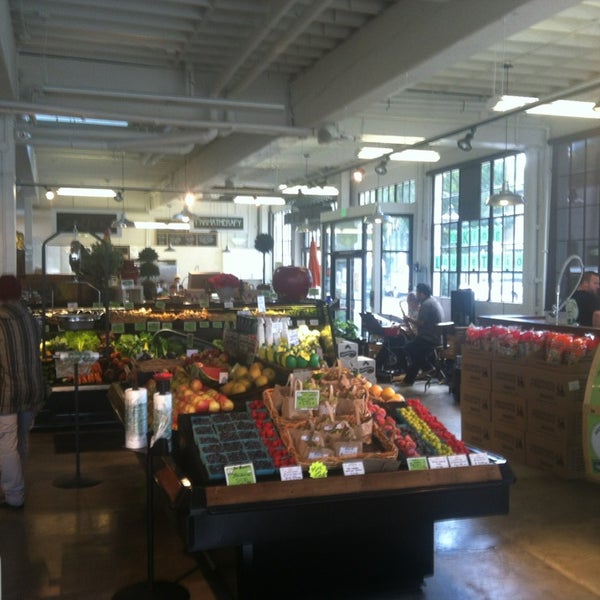 รูปภาพถ่ายที่ Local Choice Produce Market โดย William D. เมื่อ 9/2/2013