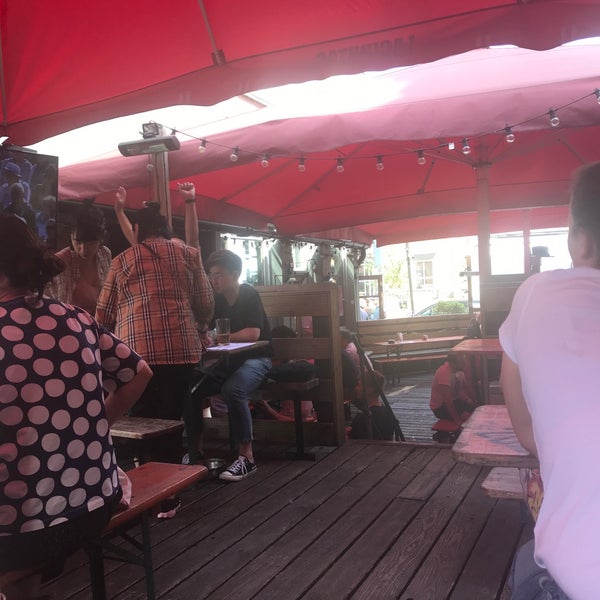 Foto scattata a Pub on the Park da StyleCartel S. il 6/28/2018