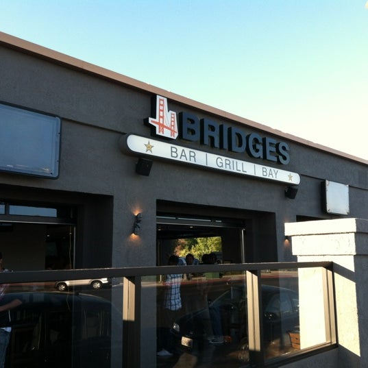 Photo prise au Bridges - Bar | Grill | Bay par Brian B. le9/29/2012