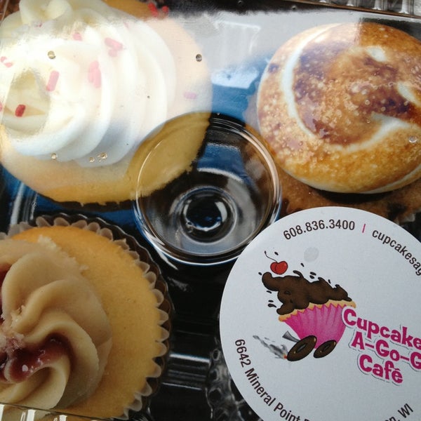 รูปภาพถ่ายที่ Cupcakes-A-Go-Go โดย Deja เมื่อ 4/9/2013