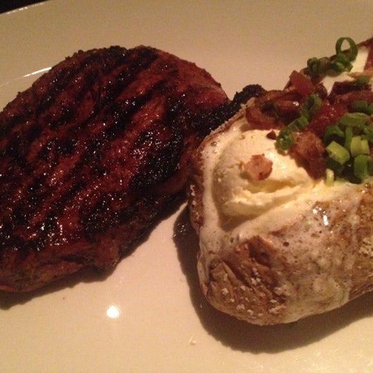 Foto diambil di J. Gilbert&#39;s Wood-Fired Steaks &amp; Seafood oleh Vegas C. pada 10/16/2012