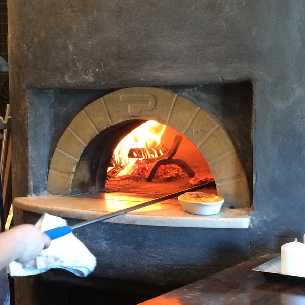 Foto scattata a Dough Artisan Pizzeria da JRCX . il 9/23/2015