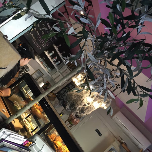 10/16/2015에 Andrew Thomas C.님이 Ms. Dahlia&#39;s Cafe에서 찍은 사진