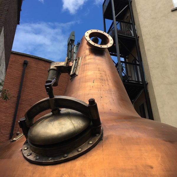 Foto tirada no(a) Jameson Distillery Bow St. por Pat R. em 6/21/2016