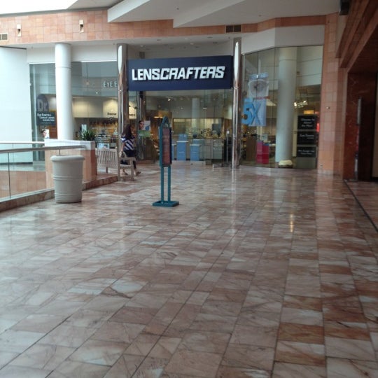 รูปภาพถ่ายที่ Sunland Park Mall โดย Aymé G. เมื่อ 9/27/2012