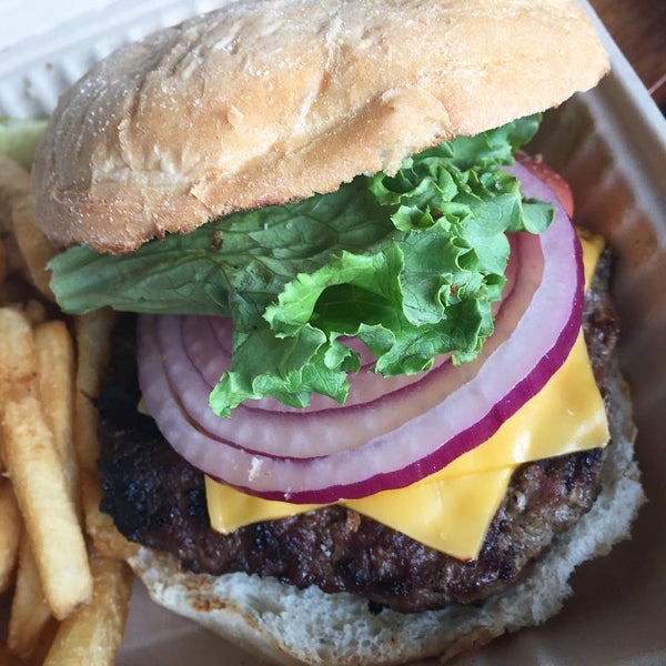 Das Foto wurde bei Burger Burger von In NYC am 7/27/2015 aufgenommen