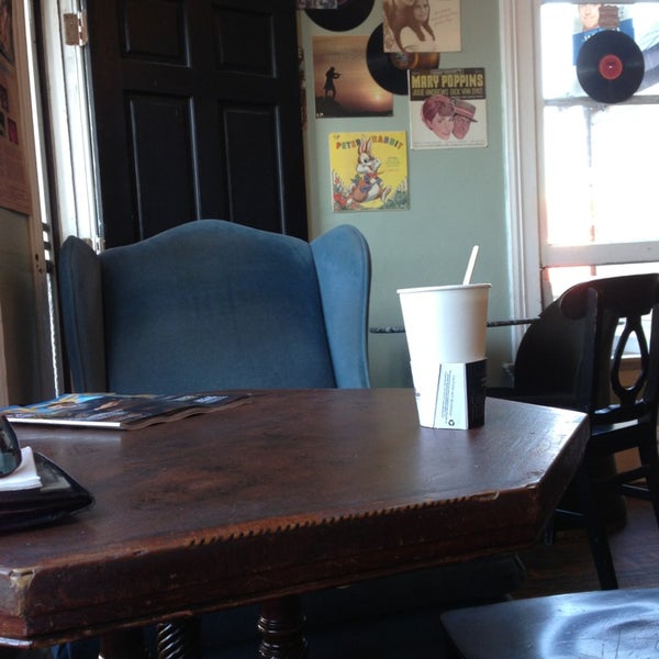 9/4/2013 tarihinde Satoshi N.ziyaretçi tarafından Point Loma Living Room Coffeehouse'de çekilen fotoğraf