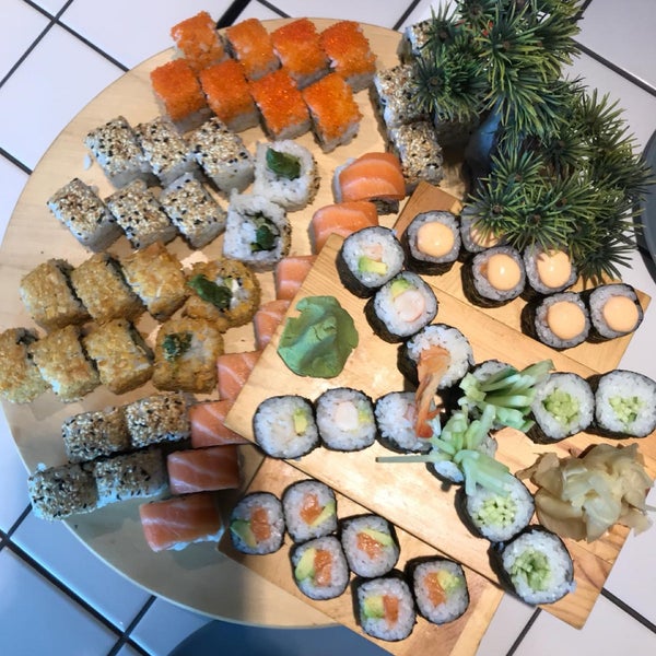 รูปภาพถ่ายที่ oishii wok &amp; sushi โดย Elif E. เมื่อ 11/1/2018