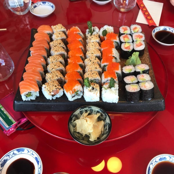 Foto diambil di oishii wok &amp; sushi oleh Elif E. pada 10/5/2018