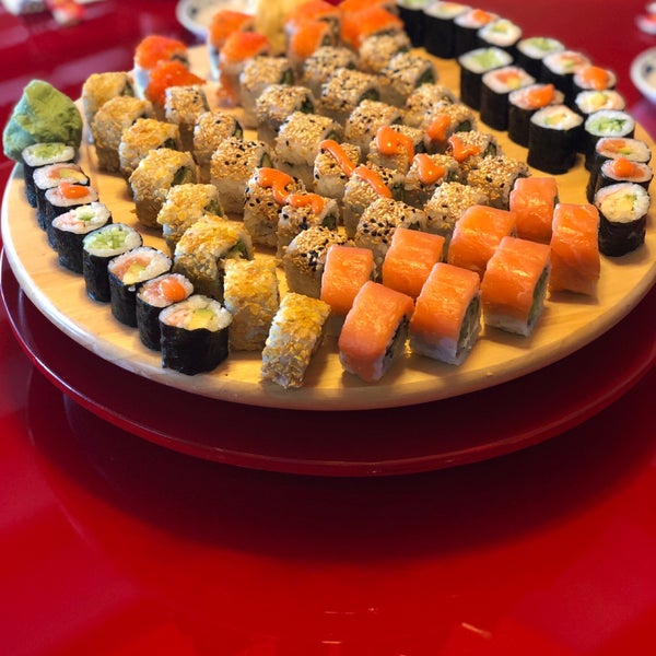 รูปภาพถ่ายที่ oishii wok &amp; sushi โดย Elif E. เมื่อ 5/9/2019