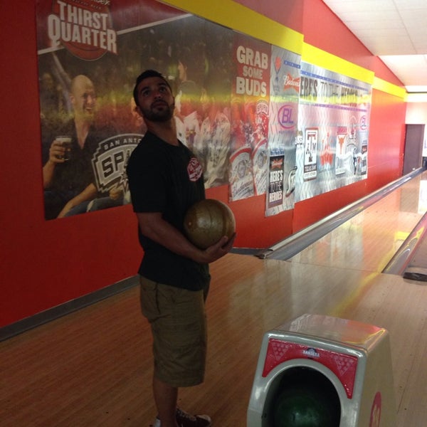 3/30/2014 tarihinde Yousef A.ziyaretçi tarafından Bandera Bowling Center'de çekilen fotoğraf