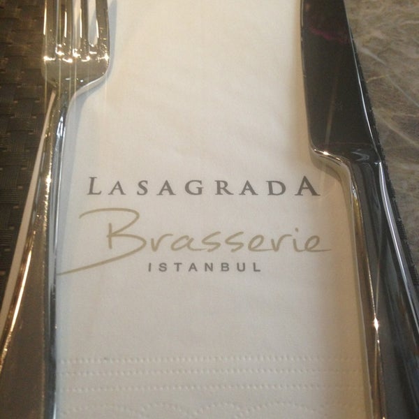 Foto tirada no(a) Lasagrada Brasserie por Arzu Ş. em 4/15/2013