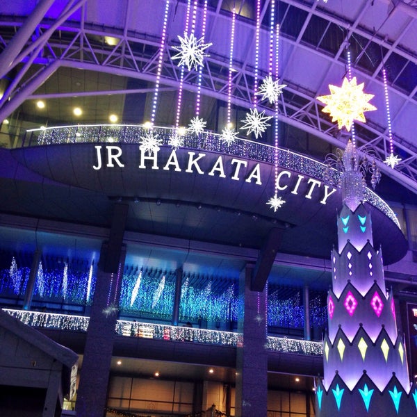 รูปภาพถ่ายที่ Hakata Station โดย chiichii 9. เมื่อ 11/14/2015