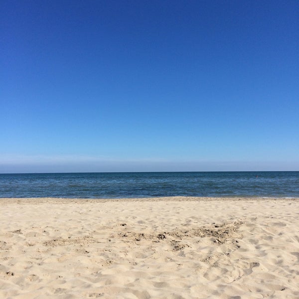 Грязный песок и вода мутная.Вид красивый! Хорошо в конце сентября поваляться на пляже.Температура оптимальная 👍😎🌞
