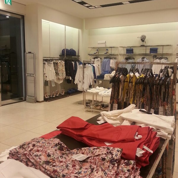 Zara Clothing Store In 梅田 Zara Clothing Store In 梅田