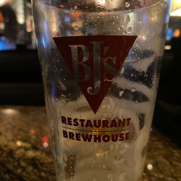 Photo taken at BJ&#39;s Restaurant &amp; Brewhouse by G L. on 9/6/2021