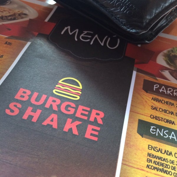 Foto scattata a Burger Shake da Carlos R. il 5/14/2014