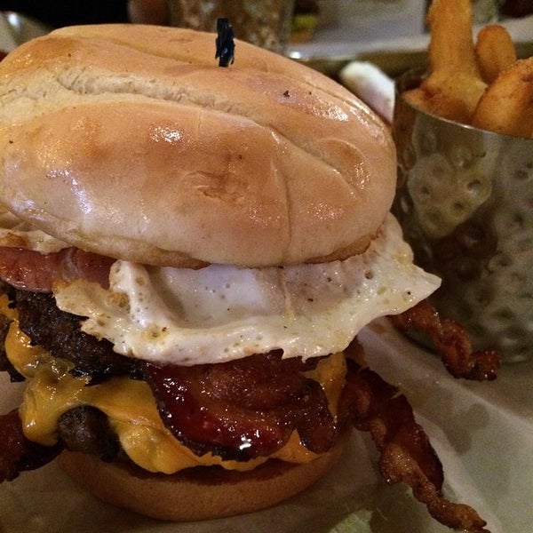 รูปภาพถ่ายที่ Big Four Burgers + Beer โดย Zachary K. เมื่อ 12/13/2014